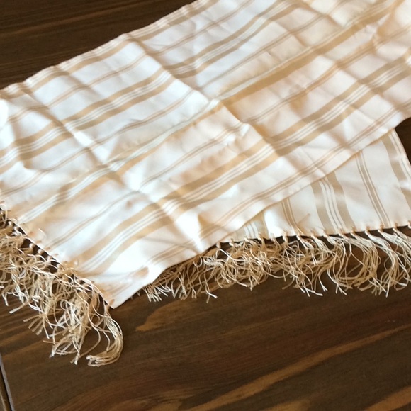 FINAL SALE PRICE 3 Pc Vintage Embroidered & Satiny Linens - Picture 9 of 11